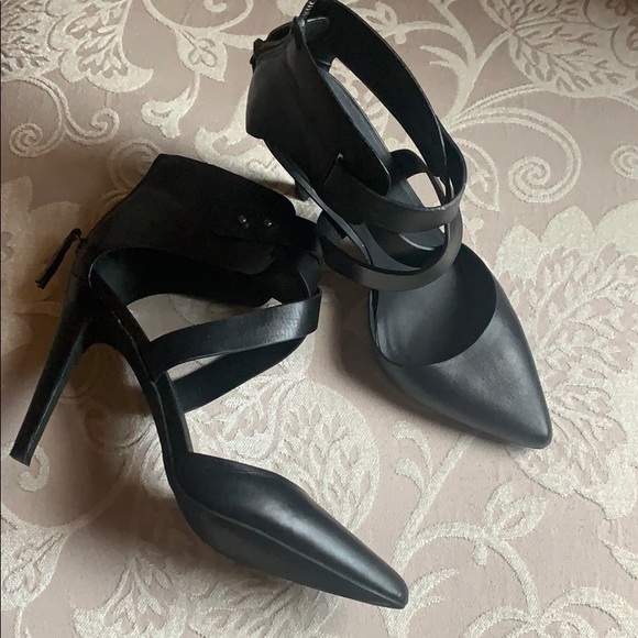 Joe’s Jeans Black Leather Pump - Picture 3 of 3